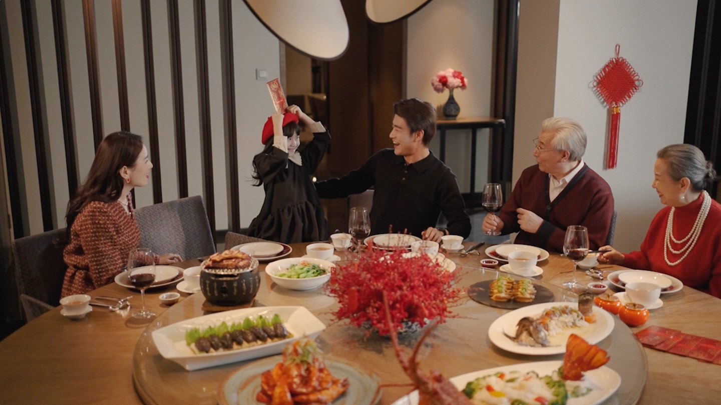 Rejoicing in Family and Tradition
We gather to celebrate the bonds that unite us. Surrounded by blossoms and the warmth of shared meals, let’s embrace the joy of coming together.
@newworldhotels
#RisewiththeHorseNewYearNewWorld
#NewYearNewWorld
#NewWorldHotels