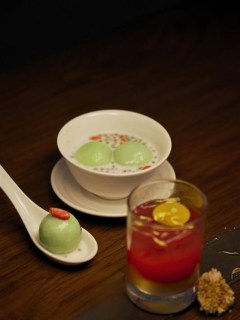 Celebrate the Lantern Festival with a little sweetness.
Today we share red bean glutinous rice balls — soft, warm, and made for moments of togetherness. Let every bite remind you of reunion, comfort, and the bright promise of the year ahead.
Join us under the lantern glow and carry the fullness with you @blackvinegar.saigon
@newworldsaigon
#NewWorldSaigonHotel
#NewWorldHotels