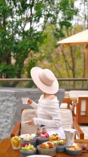 Spring in Qingyuan — Slow the Pace

Spring light, quiet mornings, and a room that feels like permission to linger. New World Qingyuan Hotel’s modern calm makes wandering the riverbanks easier to savour. Afternoon tea at The Commons is a small, measured ritual — scones, a perfect pot, and conversations that soften as the light shifts.

@newworldqingyuanhotel 
#NewWorldQingyuanHotel
#NewWorldHotels