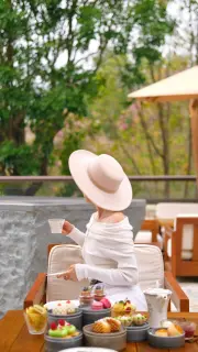 Spring in Qingyuan — Slow the Pace
Spring light, quiet mornings, and a room that feels like permission to linger. New World Qingyuan Hotel’s modern calm makes wandering the riverbanks easier to savour. Afternoon tea at The Commons is a small, measured ritual — scones, a perfect pot, and conversations that soften as the light shifts.
@newworldqingyuanhotel
#NewWorldQingyuanHotel
#NewWorldHotels