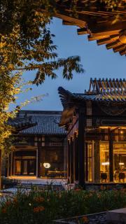 Yu Mansion — A Modern Ode to Chinese Dining in Shenyang
Discover Yu Mansion at New World Shenyang Hotel : where street-style bites meet refined banquet fare. Inspired by local flavours and crafted with contemporary flair, the open kitchen and live seafood tanks invite you into the story behind every dish. Dine beneath a panoramic glass roof, enjoy garden views, and choose private moonlit rooms for an intimate feast. Thoughtful, elegant, unmistakably local—reserve your table for an elevated taste of Shenyang.
#NewWorldShenyangHotel
#NewWorldHotels