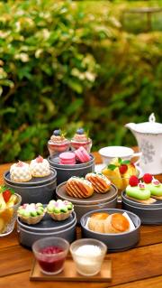 Spring Tea, Layered and Light

Crisp tarts, airy sandwiches, and citrus-scented desserts—an afternoon tea designed around spring travel. From English Red tea and fresh strawberries to modern French-Japanese notes in every bite, New World Qingyuan Hotel’s tea set felt like a gentle stopover: seasonal, refined, and quietly memorable.

@newworldqingyuanhotel
#NewWorldHotels