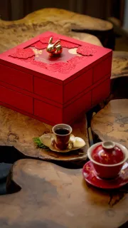 A Blossoming Reveal

The Premium set brings ritual to detail — 8 mooncakes housed in a structure designed to open like a flower blooming. From the first twist of the lid, the reveal unfolds in layers, echoing Mid-Autumn’s sense of arrival: intimate, luminous, and beautifully timed.

Available at New World Hotels in Mainland China.

#MoonlightonFullBloom
#NewWorldHotels